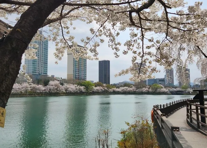 Near Lotte World, Kspo Dome, Coex, Olympic Park, 2 Rooms, 1 Queen Beds, 2single Bed, 4 People