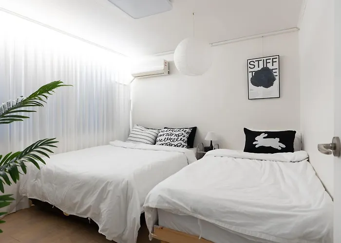 Near Lotte World, Kspo Dome, Coex, Olympic Park, 2 Rooms, 1 Queen Beds, 2single Bed, 4 People *
