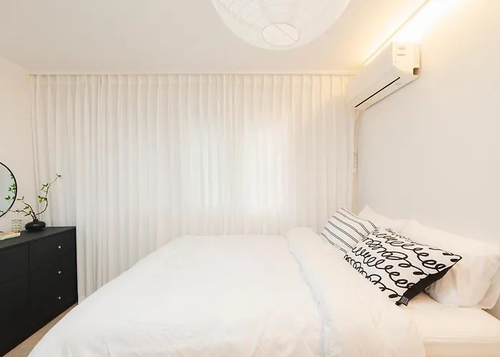 Near Lotte World, Kspo Dome, Coex, Olympic Park, 2 Rooms, 1 Queen Beds, 2single Bed, 4 People