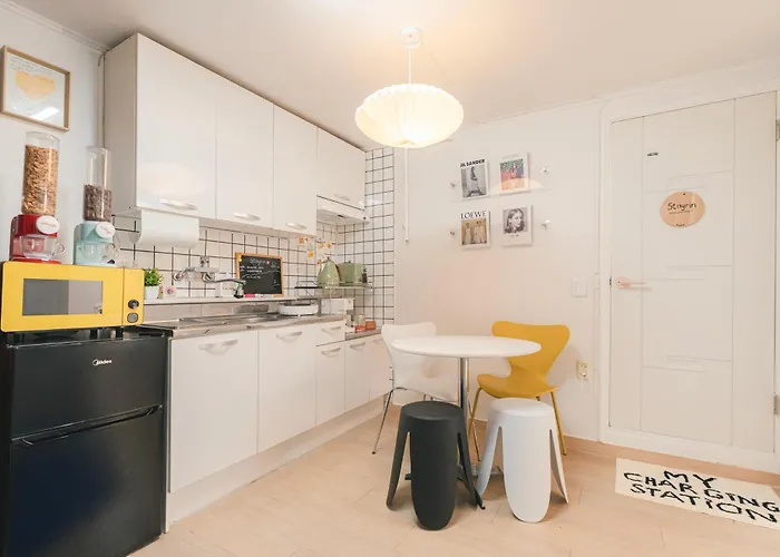 Near Lotte World, Kspo Dome, Coex, Olympic Park, 2 Rooms, 1 Queen Beds, 2single Bed, 4 People * 서울특별시
