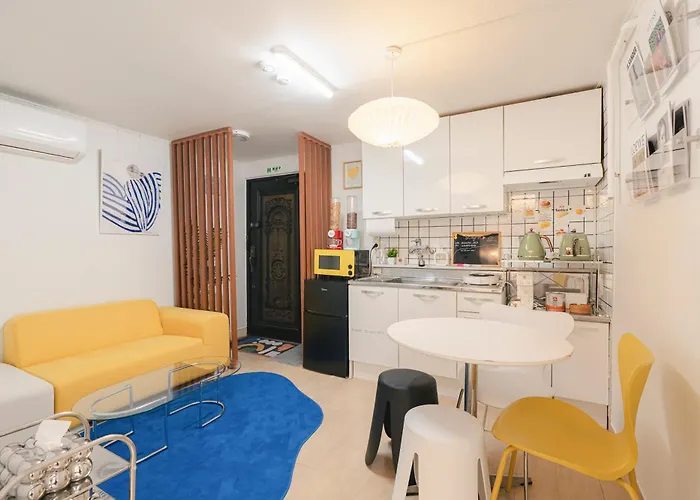 Apartment Near Lotte World, Kspo Dome, Coex, Olympic Park, 2 Rooms, 1 Queen Beds, 2single Bed, 4 People *